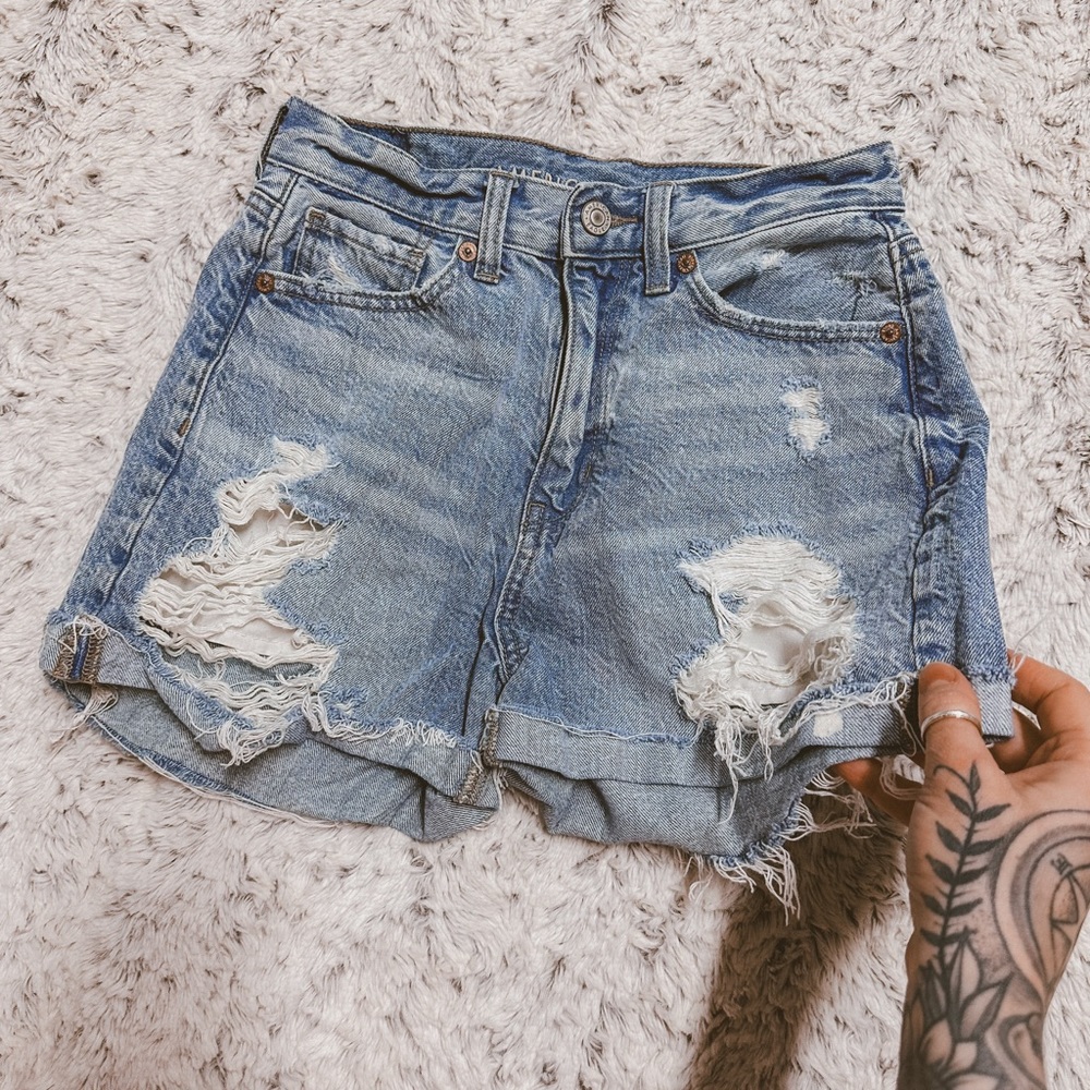AE mom short distressed Jean 00